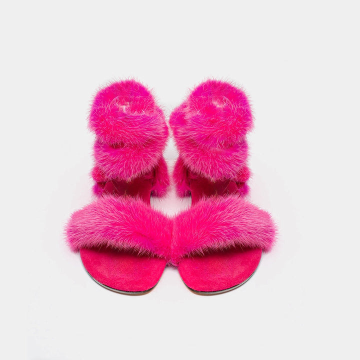 Dettaglio sandali fucsia con lacci alla caviglia, perfetti per un look casual-chic.