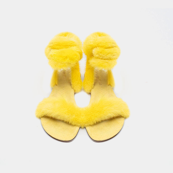 Sandali estivi gialli donna con comoda soletta memory foam. Design open toe con lacci per stile e comfort.