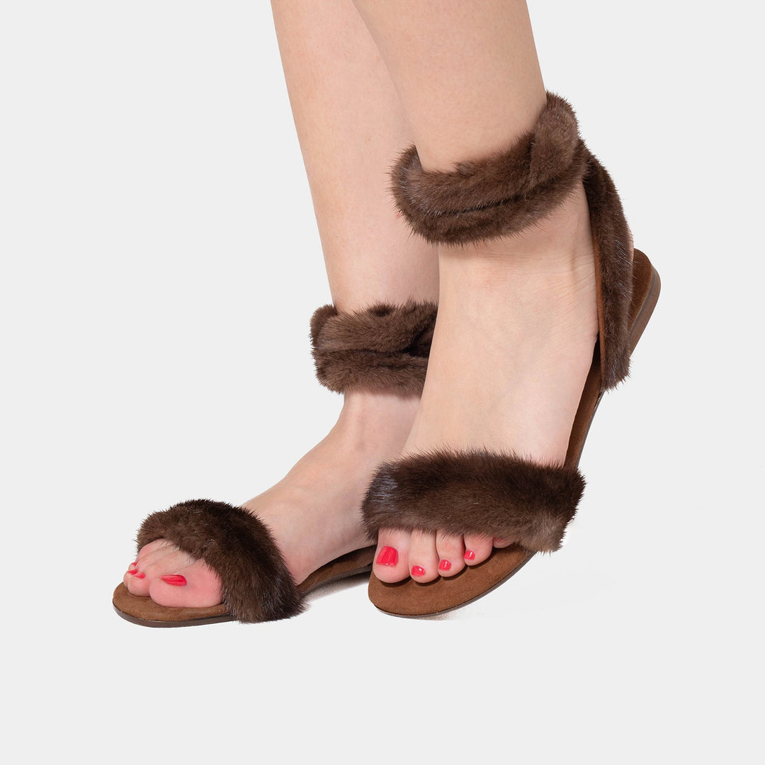 Sandali donna marroni con ampia fascia e lacci. Perfetti per l'estate, offrono comfort con soletta Memory Foam.
