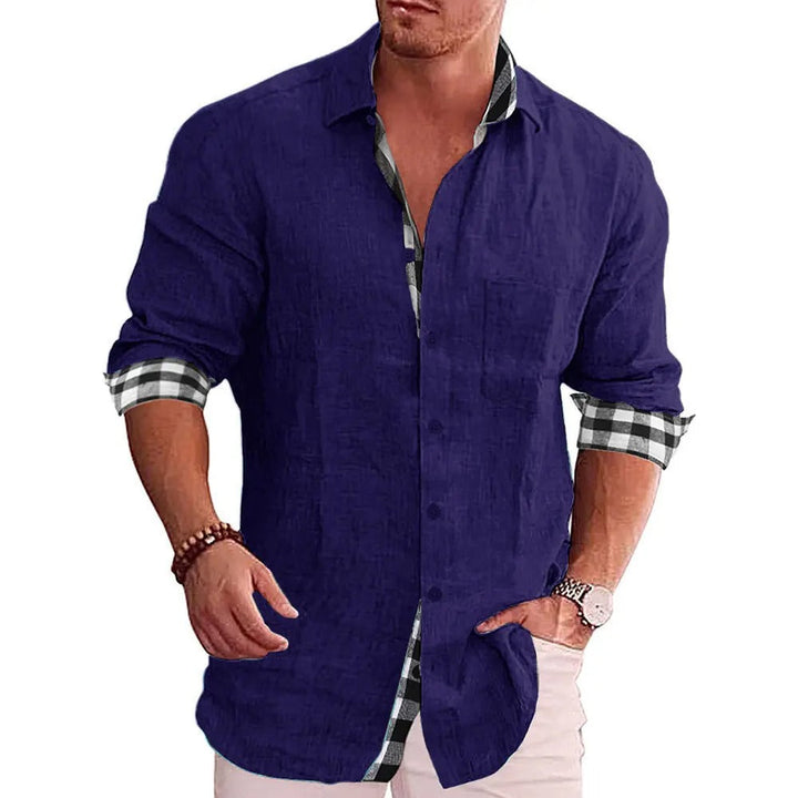 Uomo che indossa una camicia casual a maniche lunghe, dettagli a contrasto, ideale per occasioni smart casual.
