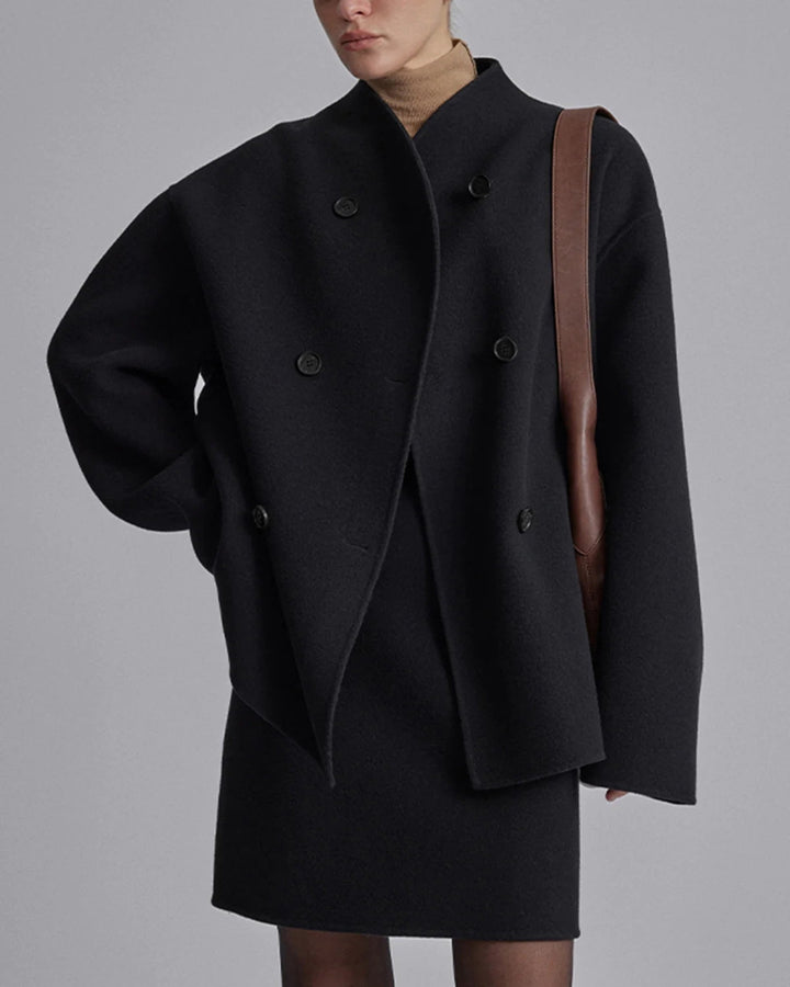 Cappotto donna autunnale lungo e oversize, stile versatile per un look casual chic con doppi bottoni.