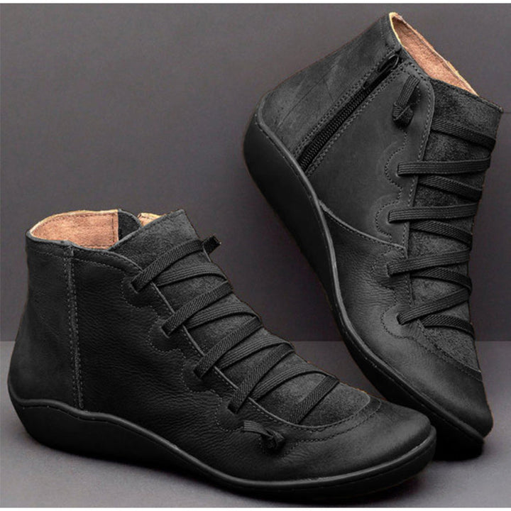 Stivaletti donna casual-chic con lacci robusti e zip funzionale, dotati di zeppa bassa per comfort e stile quotidiano.