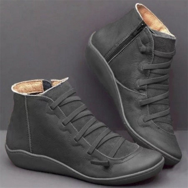 Modello autunno/inverno di stivaletti donna con lacci regolabili, zip discreta e zeppa bassa per un look versatile.