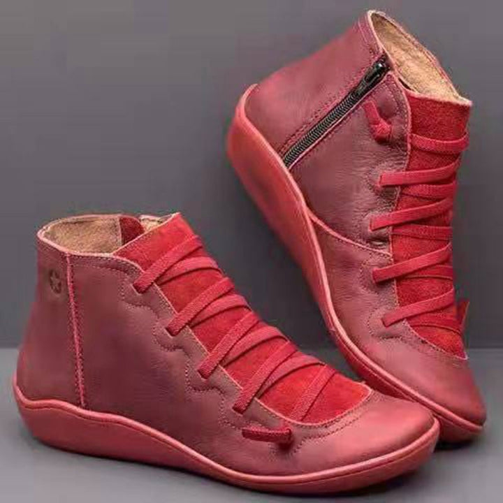 Stivaletti donna neri invernali con lacci decorativi, zip laterale e comoda zeppa bassa, perfetti per ogni outfit.