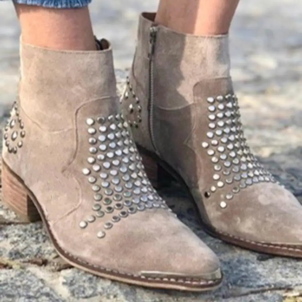 Stivaletti bassi donna kaki, calzature eleganti e versatili per moda autunno inverno con borchie.