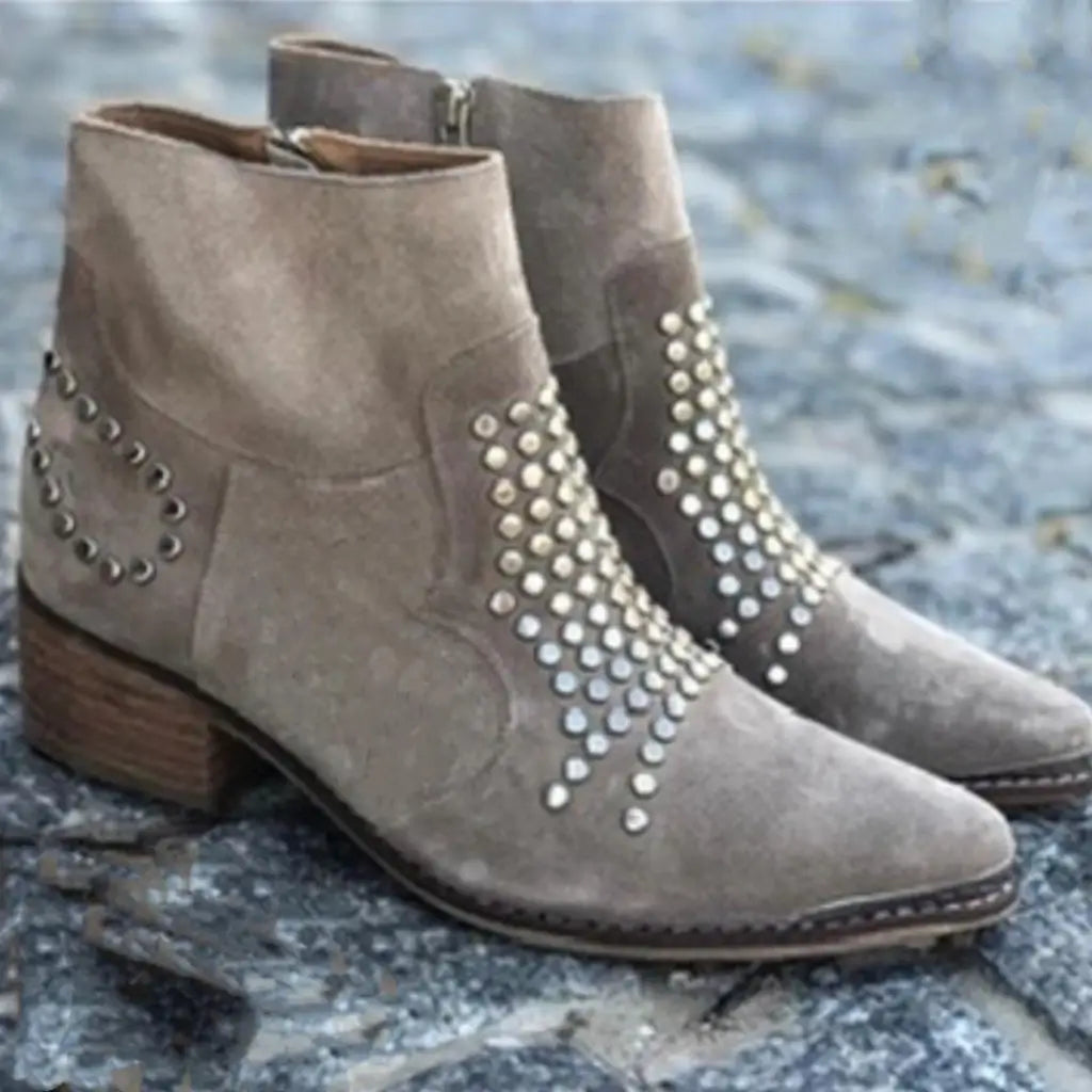 Stivaletti alla caviglia donna kaki con borchie, stile deciso e comfort per la stagione fredda.