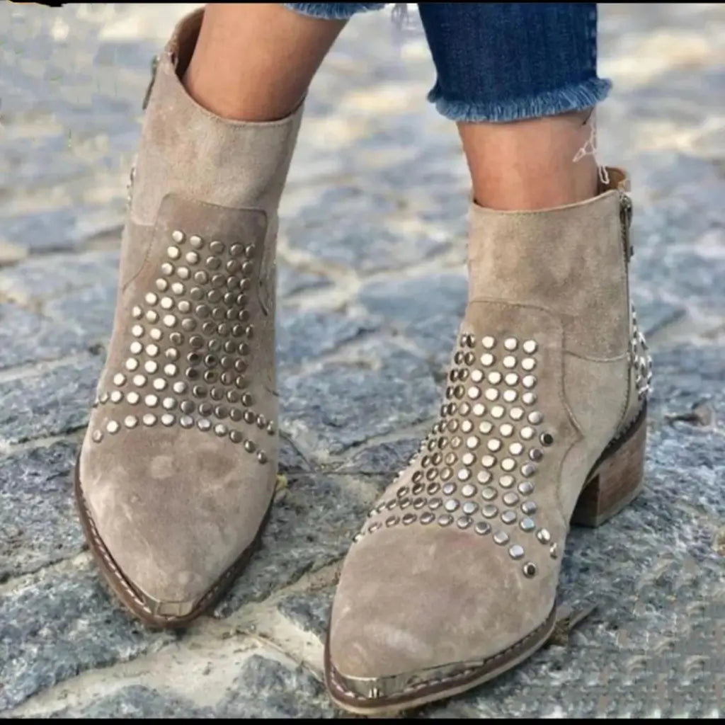 Scarpe autunno inverno donna: stivaletti kaki con borchie per uno stile versatile e di tendenza.