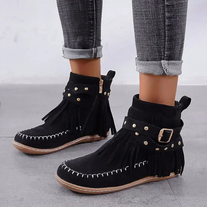 Eleganti stivaletti mocassino donna con frange, fibbia e comoda suola bassa per l'autunno inverno.