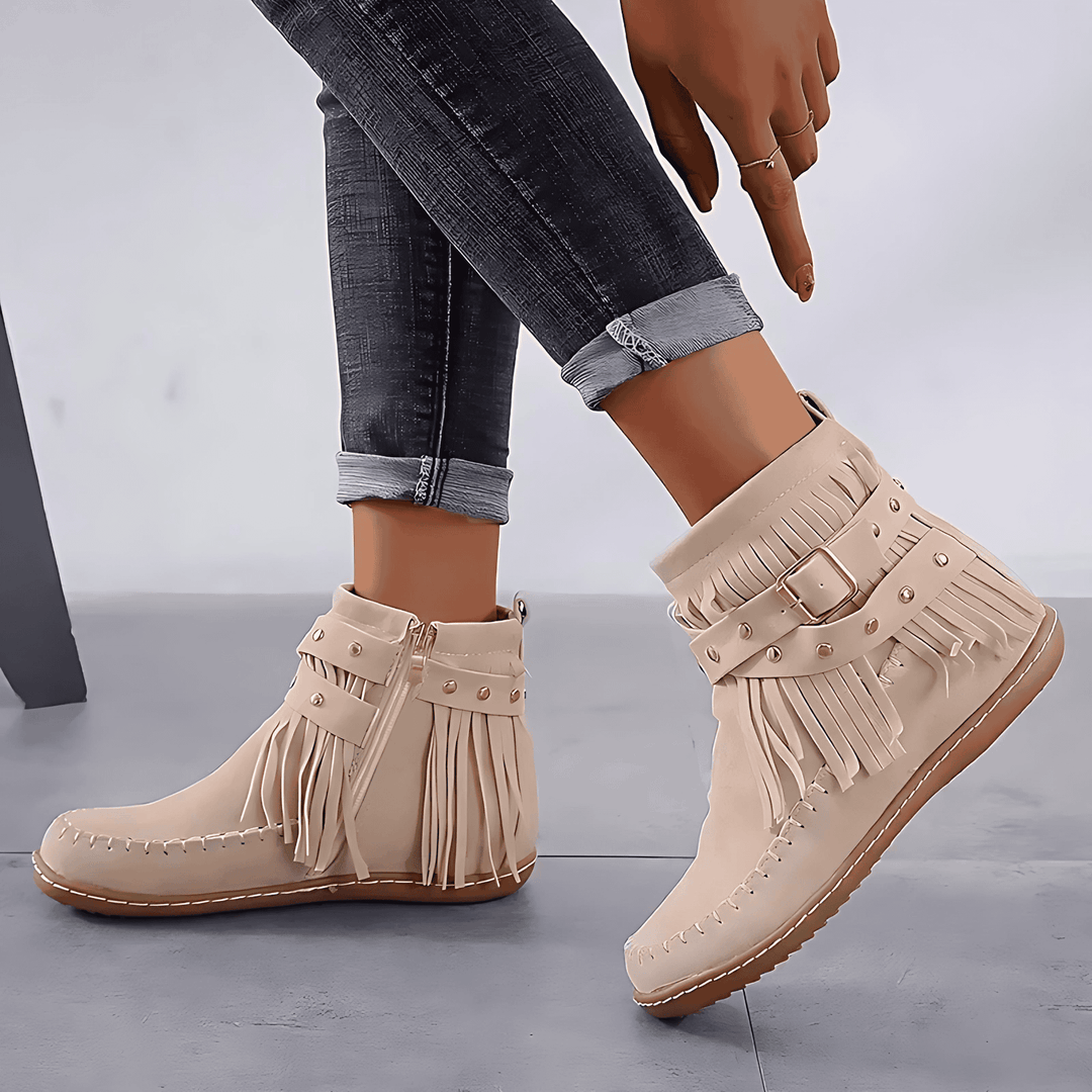 Stivaletti mocassino donna con frange e fibbia, perfetti per look casual ed eleganti autunno/inverno.