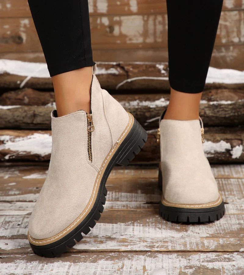 Stivaletti donna beige con suola carrarmato antiscivolo e comoda zip. Perfetti per la moda autunno inverno.