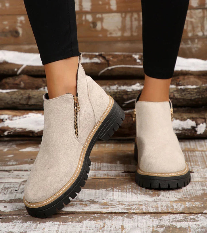 Stivaletti donna beige con suola carrarmato antiscivolo e comoda zip. Perfetti per la moda autunno inverno.