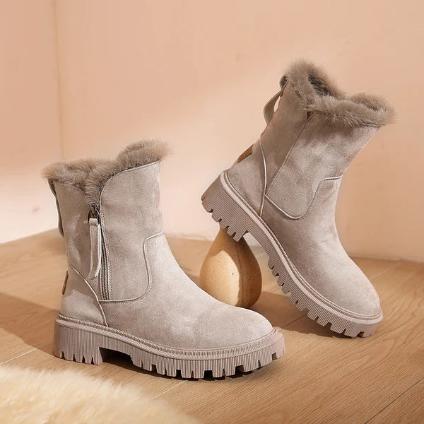 Stivaletti invernali donna beige con fodera morbida e robusta suola carrarmato. Calzature calde e alla moda.