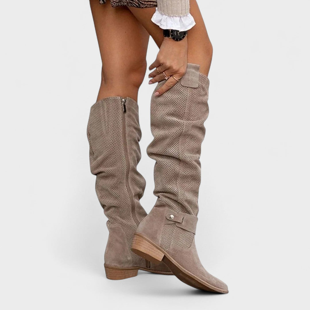 Eleganti stivali beige da donna al ginocchio, con tacco basso confortevole e punta affusolata per la moda.
