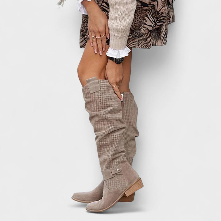 Calzature da donna: stivali beige al ginocchio con pratica zip e tacco basso, ideali per comfort e stile.