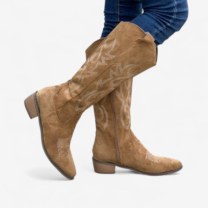 Eleganti stivali western donna con ricami dettagliati, zip pratica e tacco basso, perfetti per outfit casual e chic.