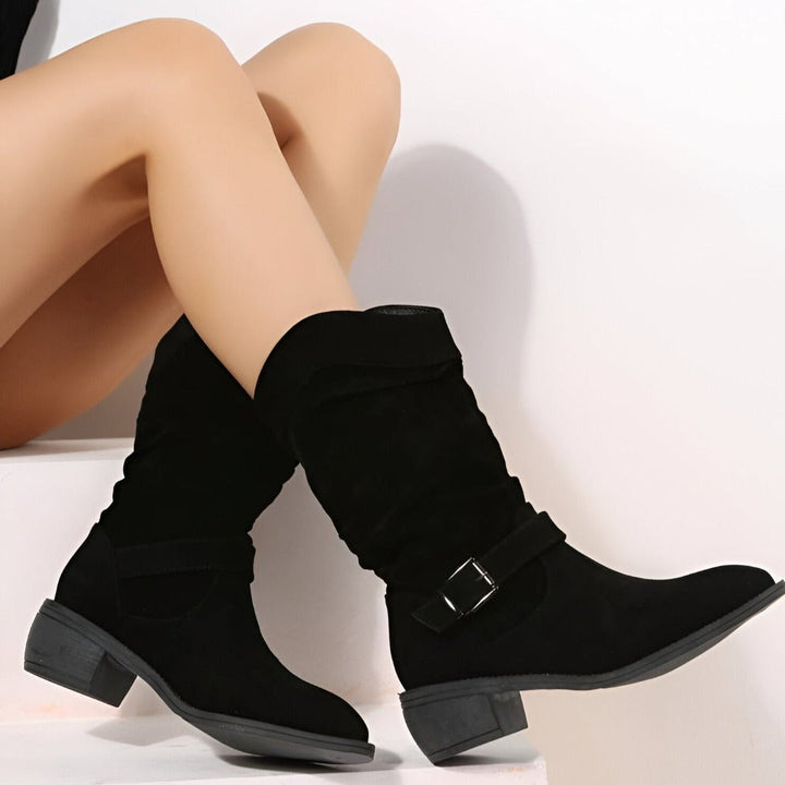 Stivali donna al polpaccio eleganti neri con tacco basso. Perfetti per look autunno inverno, versatili e comodi.