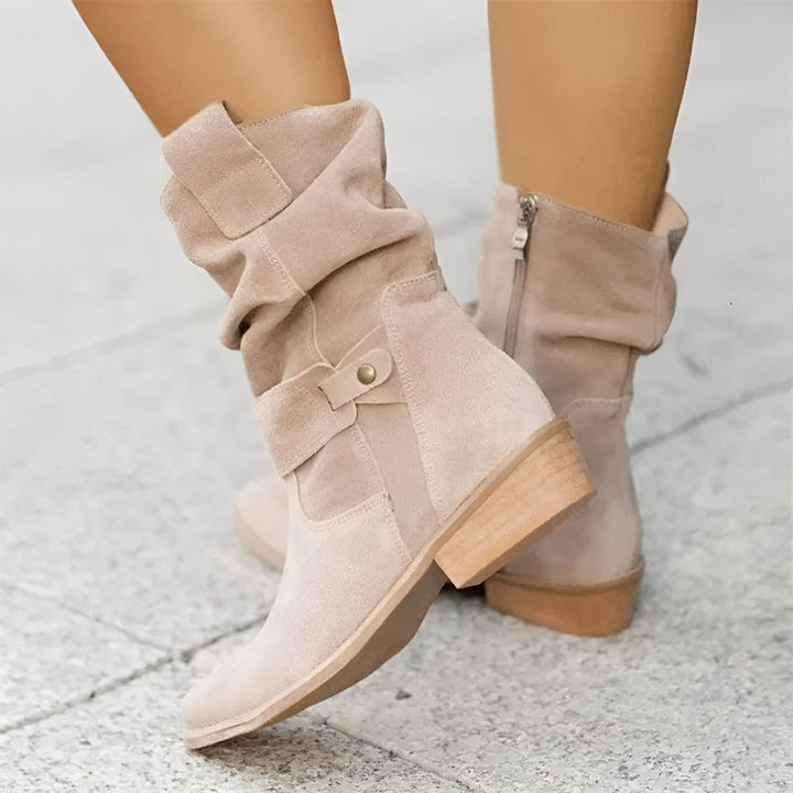 Stivali donna al polpaccio neri con zip e cinturino, tacco basso. Calzature eleganti e casual per autunno inverno.