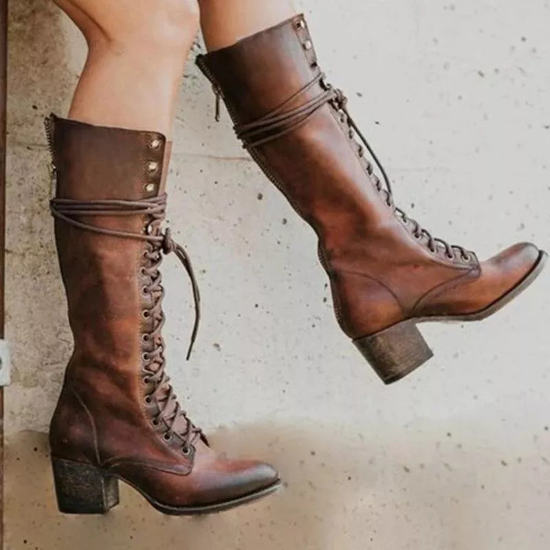 Eleganti stivali al ginocchio da donna con stringhe e robusto tacco squadrato. Ideali per il freddo invernale.