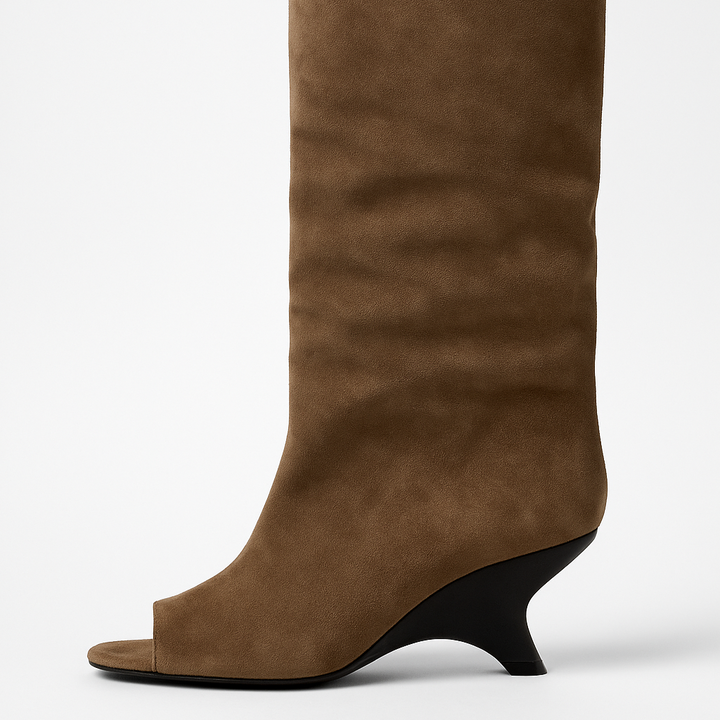 Eleganti stivali donna peep toe con gambale morbido e tacco a cono. Calzature di moda per un look autunnale/invernale.