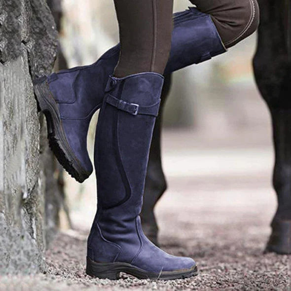 Calzature donna: stivali country alti con fibbia e suola scolpita, ideali per la moda autunno/inverno.