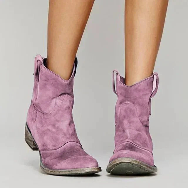 Stivaletti donna western comodi, perfetti per la moda autunno inverno. Punta affusolata, tacco basso e stile unico.