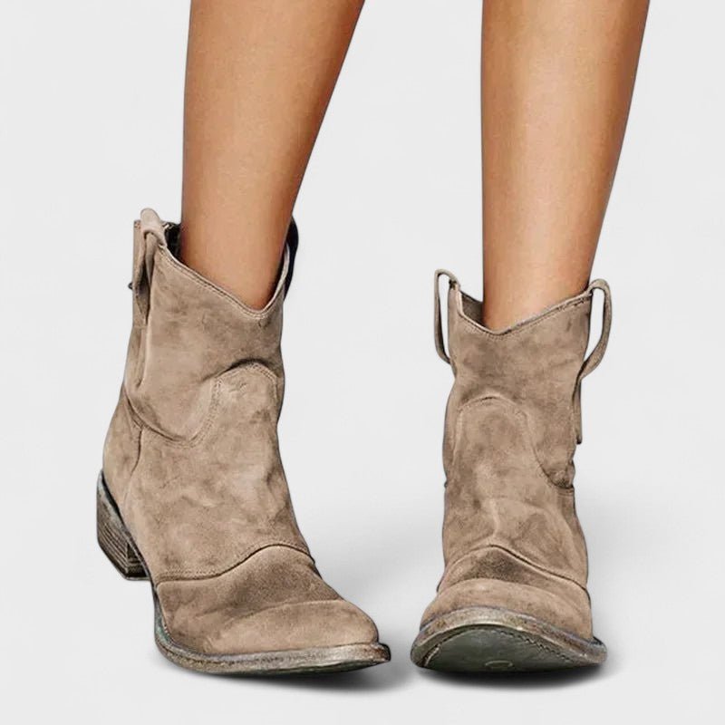 Stivali donna western comodi e alla moda. Punta affusolata e tacco basso per il tuo look autunno inverno.