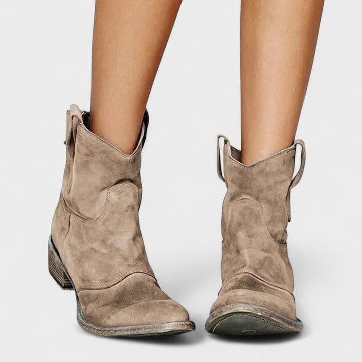Stivali donna western comodi e alla moda. Punta affusolata e tacco basso per il tuo look autunno inverno.