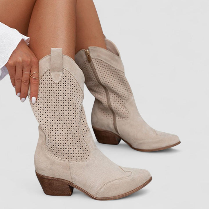 Stivali donna metà polpaccio, stile cowboy, con trafori e tacco blocco. Calzature versatili per primavera/estate.