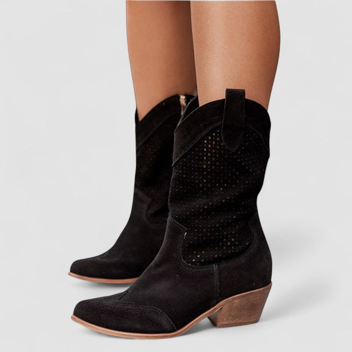 Calzature donna: stivali western traforati traspiranti, ideali per primavera/estate. Tacco blocco, stile cowboy chic.