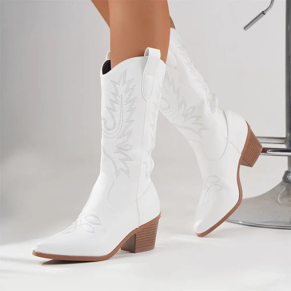 Stivali donna western neri con ricami sul gambale e tacco a blocco. Aggiungi un tocco di moda al tuo outfit.