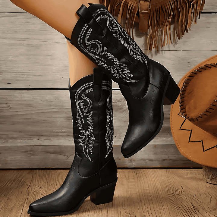 Stivali western da donna neri con ricami dettagliati e tacco a blocco. Ideali per un look texano alla moda.