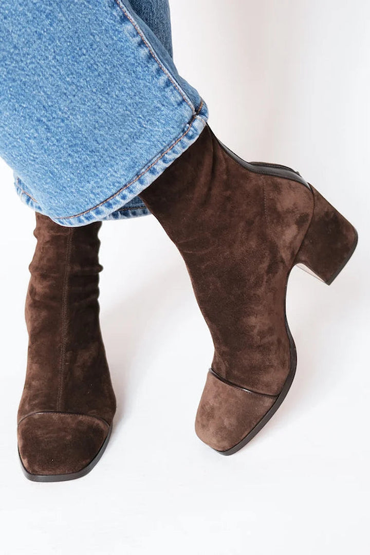 Stivali donna autunno inverno con zip laterale, tacco largo e punta arrotondata. Calzature eleganti e comode per ogni look.
