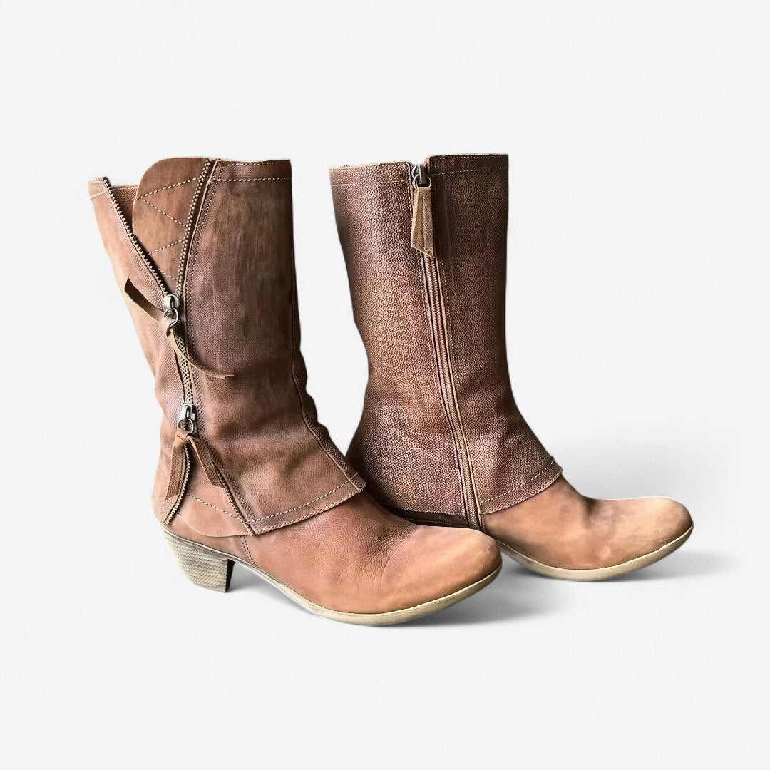 Stivali donna marrone chiaro, tacco a blocco robusto e zip laterale. Eleganti e comodi per autunno-inverno.