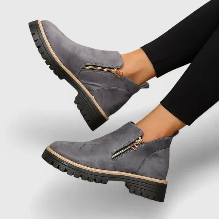 Stivaletti donna neri, stile moderno con doppia zip e suola carrarmato, perfetti per l'inverno.
