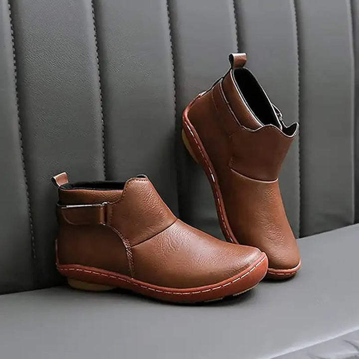 Stivaletti donna con suola flessibile e cinturino laterale. Goditi la comodità e lo stile in autunno e inverno.
