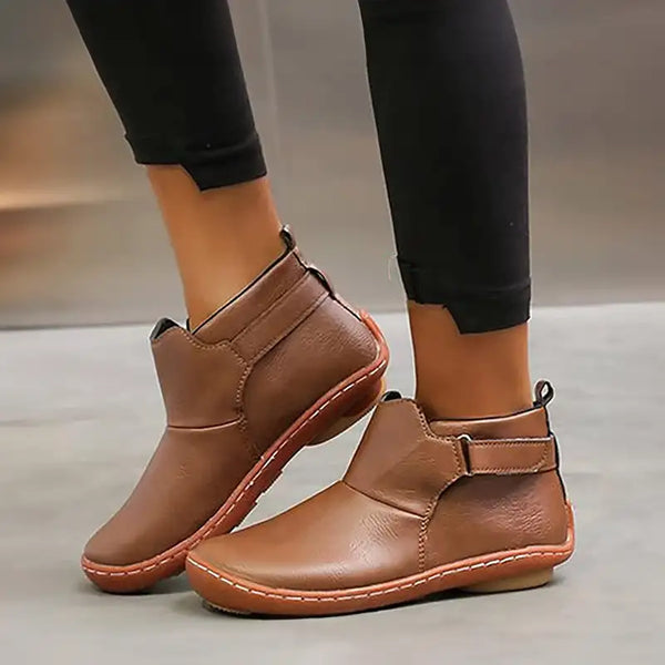 Versatili stivaletti donna con cinturino e suola flessibile. Comfort quotidiano per la moda autunno-inverno.