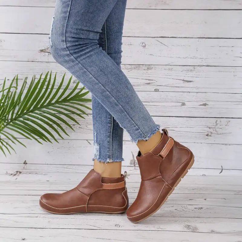 Stivaletti donna eleganti e comodi con cinturino laterale regolabile e suola flessibile, perfetti per l'inverno.