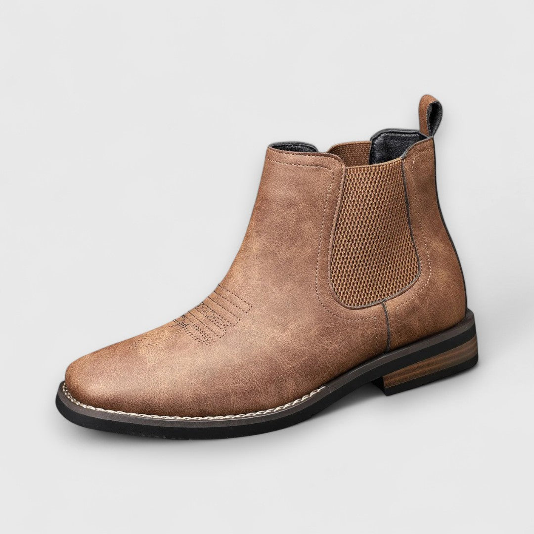 Eleganti stivaletti Chelsea uomo in pelle nera con elastici laterali. Calzature versatili per ogni occasione.