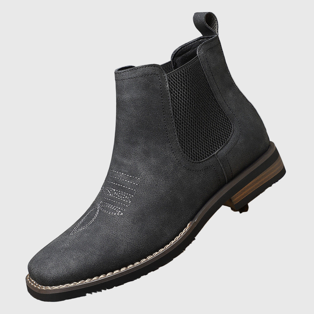 Stivaletti Chelsea uomo versatili con suola bassa e inserti elastici. Ideali per un look elegante e pratico.