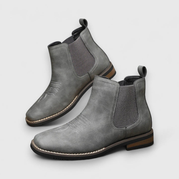 Moda uomo: stivaletti Chelsea eleganti, inserti elastici e suola bassa. Perfetti per un tocco di classe al tuo outfit.