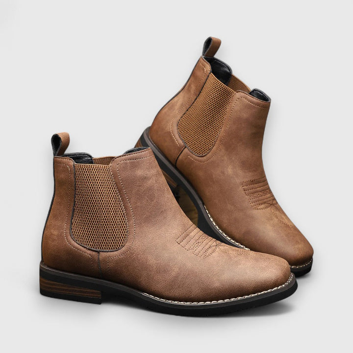 Stivaletti Chelsea da uomo, modello classico con inserti elastici e suola bassa. Eleganza e comfort quotidiano.