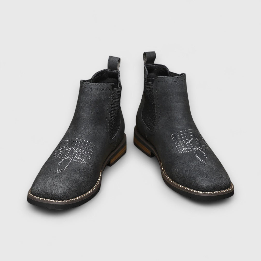 Stivaletti Chelsea uomo, design moderno, inserti elastici. Suola bassa per comfort e un look impeccabile.