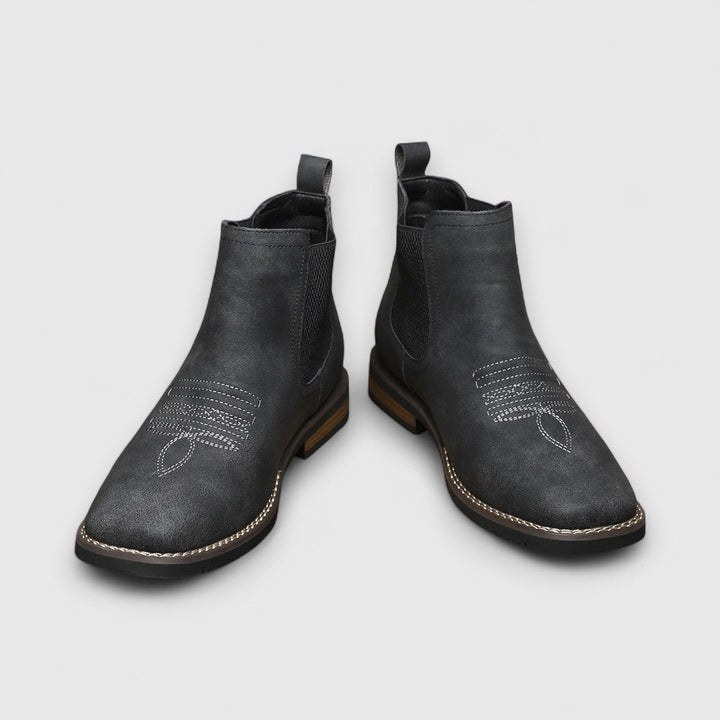 Stivaletti Chelsea uomo, design moderno, inserti elastici. Suola bassa per comfort e un look impeccabile.