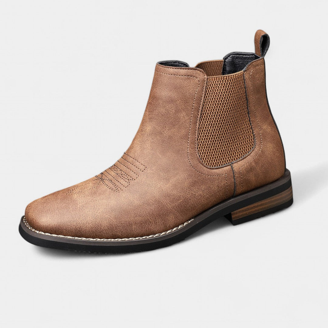 Stivaletti Chelsea uomo classici, inserti elastici laterali, suola bassa. Perfetti per stile e comfort.