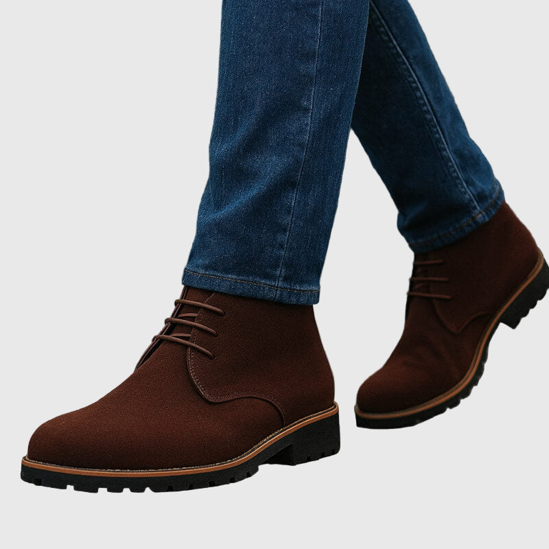 Calzature uomo chukka in pelle con lacci, perfette per stile e comfort quotidiano. Stivali uomo versatili.