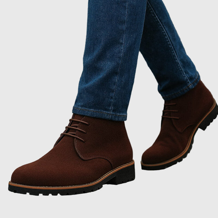Calzature uomo chukka in pelle con lacci, perfette per stile e comfort quotidiano. Stivali uomo versatili.