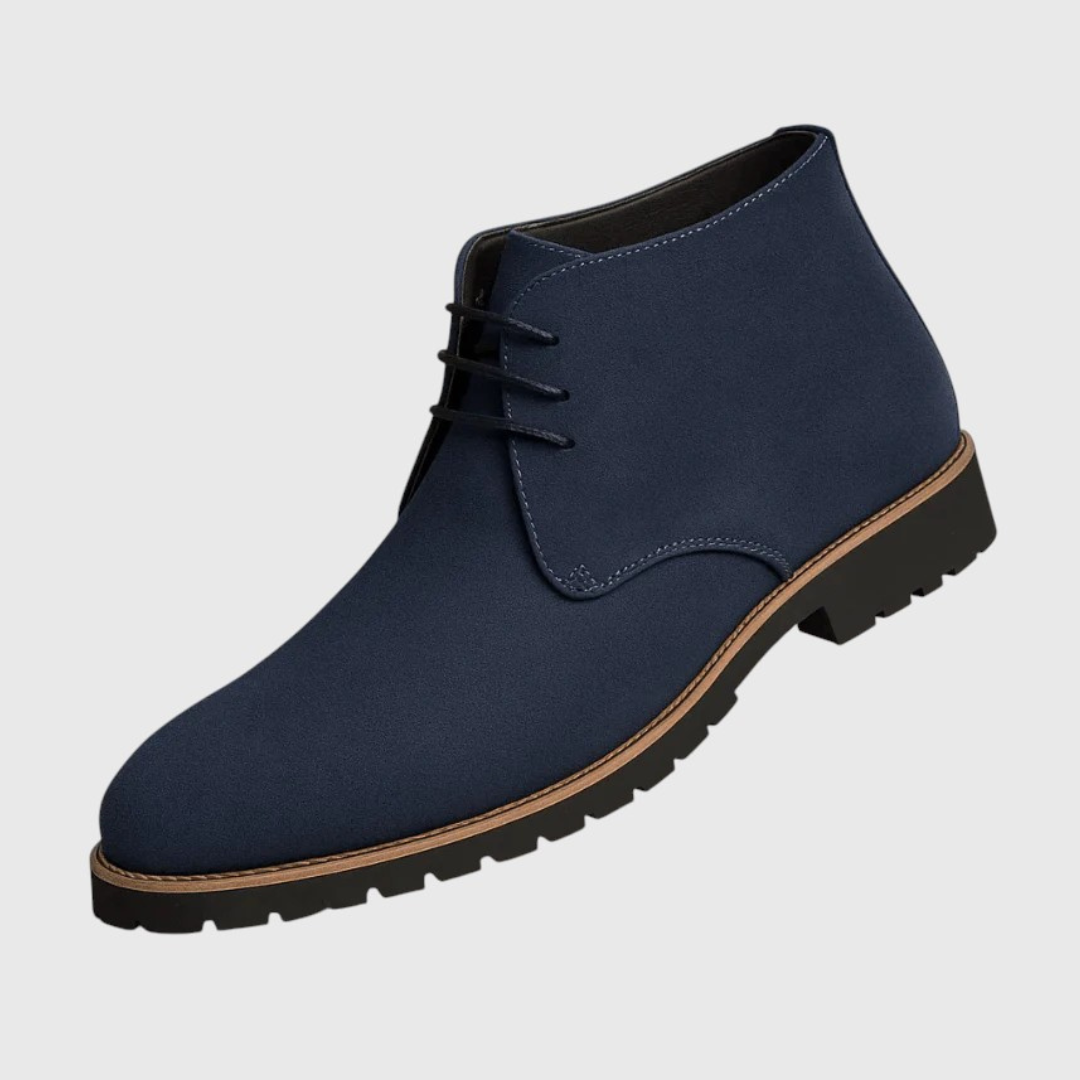 Coppia di stivali uomo chukka con lacci, design classico per comfort e stile in ogni occasione. Scarpe uomo essenziali.