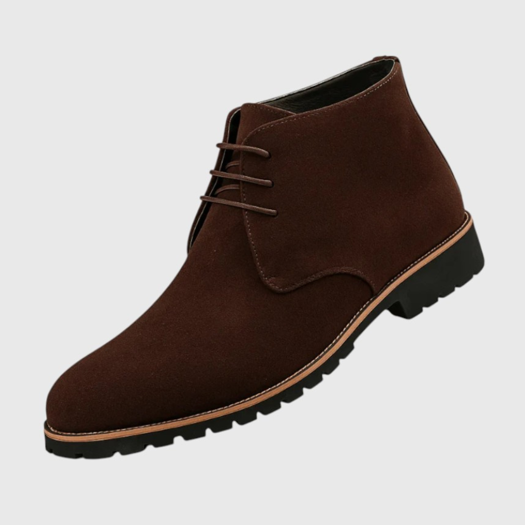 Stivali uomo chukka marroni con lacci per un look casual elegante. Ideali per autunno inverno e moda uomo.