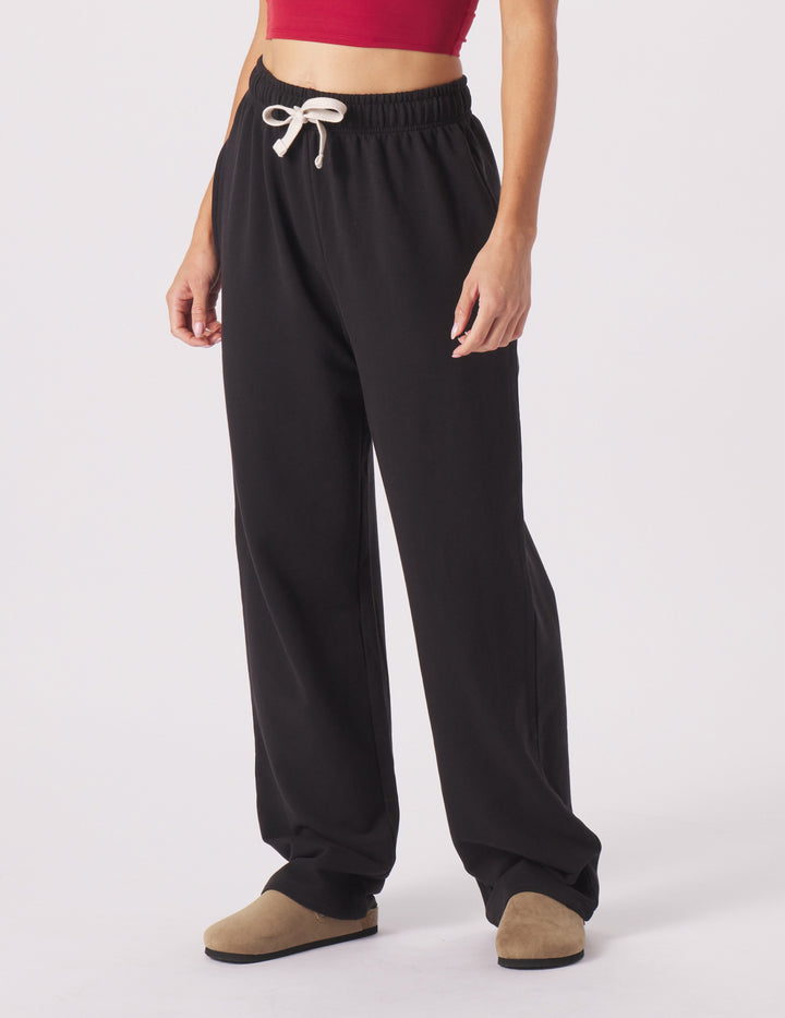Pantaloni sportivi neri donna a gamba dritta, vita elasticizzata e vestibilità ampia per massimo comfort.
