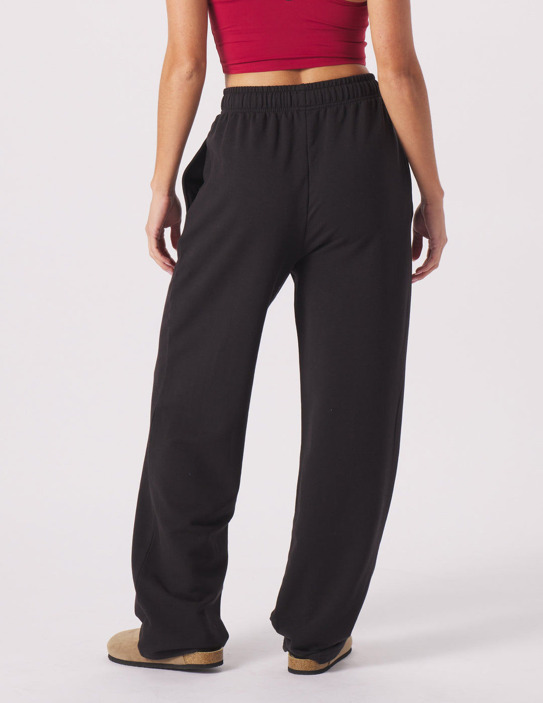 Pantaloni sportivi donna neri con gamba dritta. Abbigliamento comodo e avvolgente per relax e attività.